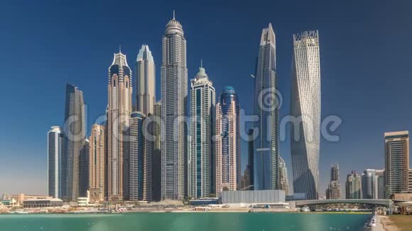 迪拜码头摩天大楼的风景有船时间推移天际线从海看阿拉伯联合酋长国视频的预览图