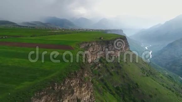 亚美尼亚自然的空中景观飞越亚美尼亚美丽的高原和高原视频的预览图