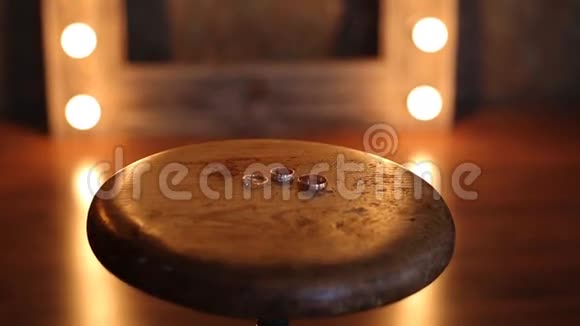 木制桌子上有结婚戒指视频的预览图