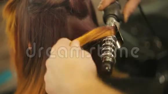 理发师把女人的头发卷起来视频的预览图