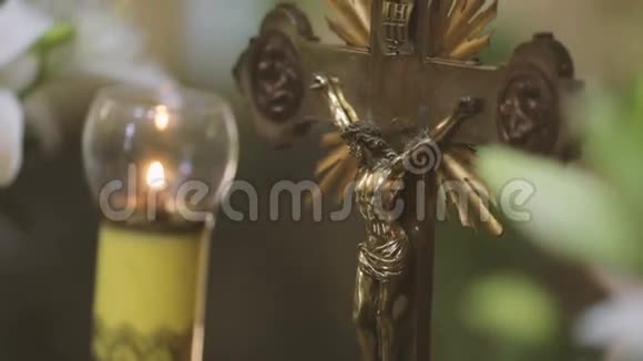 金十字架和蜡烛接近视频的预览图