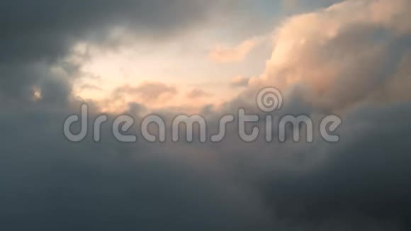 日落时分空中的视野穿过积云雷云金色夕阳的云彩在很高的对比真正的天空视频的预览图
