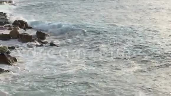 塞浦路斯的海浪洛基用石头砸海滩夏日阳光乐园视频的预览图