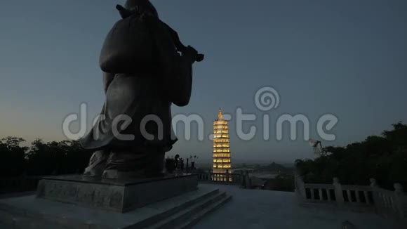 佛像和塔塔在黄昏越南白底寺视频的预览图
