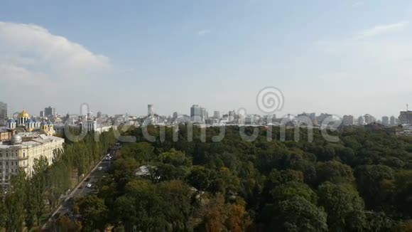 乌克兰基辅公园上空的空中城市景观视频的预览图