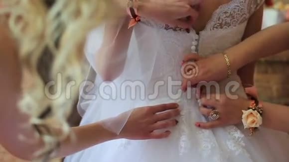 婚礼准备婚纱被伴娘绑起来视频的预览图
