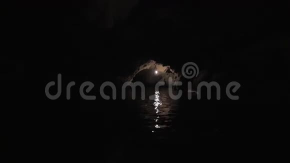 游览越南游客乘船穿越黑暗洞穴系统视频的预览图