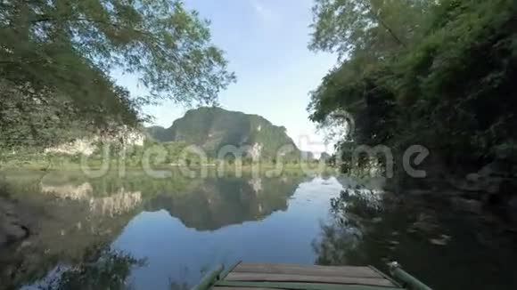 划船之旅欣赏越南海龙湾的美景视频的预览图
