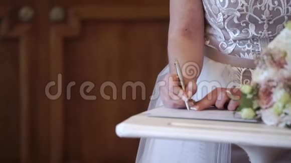 新娘在婚礼上签署文件视频的预览图