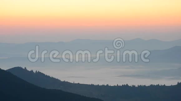 黎明前鸟儿从群山的背景中飞来视频的预览图