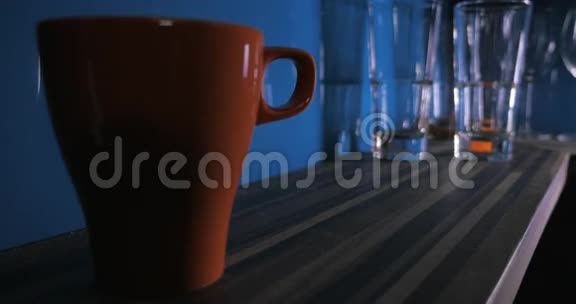 把茶杯放在厨房的架子上视频的预览图