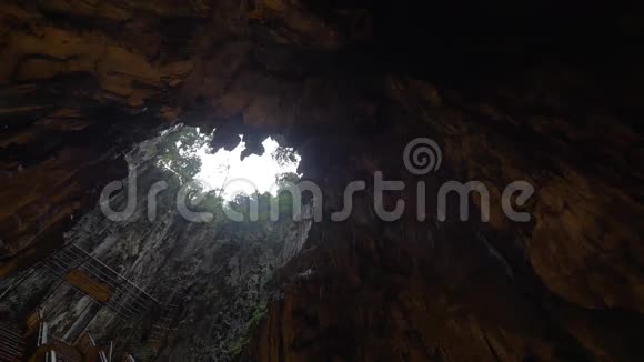马来西亚巴图洞穴的内部景观视频的预览图