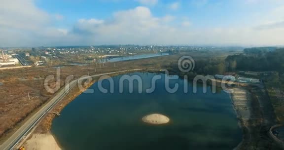 城市公园的湖泊空中视频的预览图