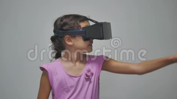 一个女孩在耳机中的特写镜头获得使用vr头套的经验增强室内真实装置视频的预览图