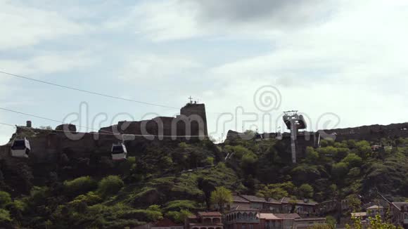 卡布斯正在第比利斯市内移动缆车背景是纳里卡拉要塞视频的预览图