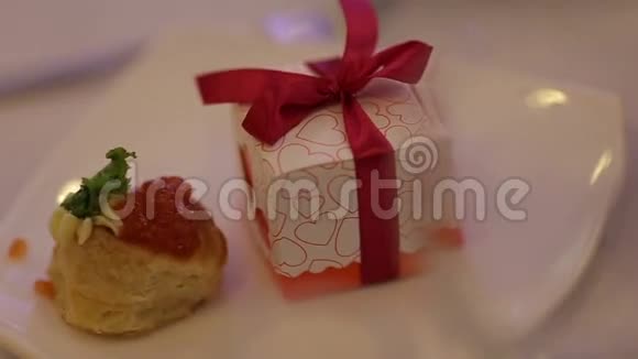 甜蛋糕放在盒子里盘子上有红色丝带视频的预览图