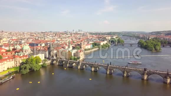 布拉格老城区伏尔塔瓦河和标志性的查尔斯桥的城市景观视频的预览图