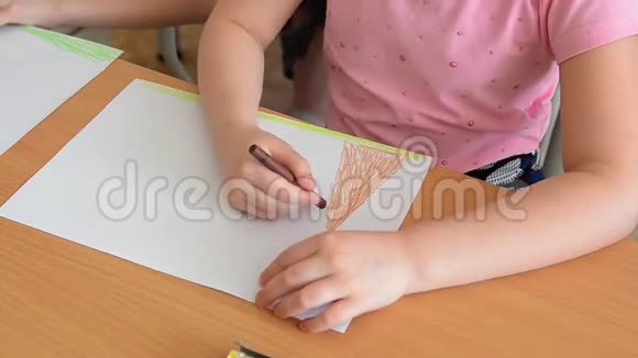 孩子的手在用彩色铅笔画画画铅笔孩子们学习世界画房子树太阳视频的预览图