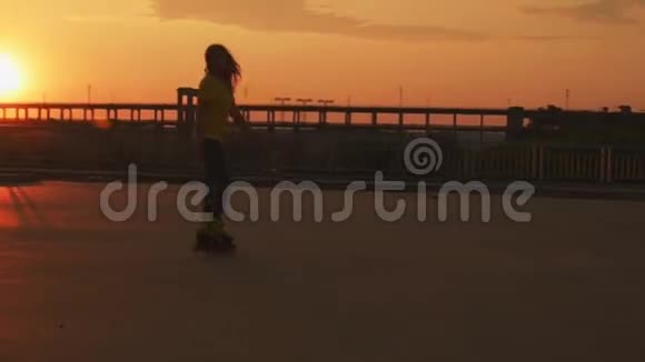 那个女孩在日落时在桥上溜冰视频的预览图