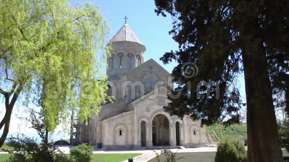 波德的圣尼诺修道院被树木包围春天视频的预览图