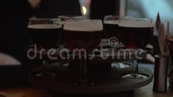 啤酒杯放在旋转托盘上视频的预览图