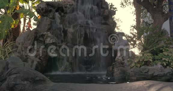 水上装饰瀑布和雕像视频的预览图