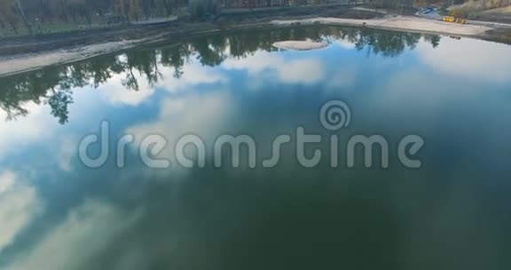 城市公园的湖泊空中视频的预览图