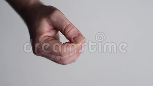 人在拇指上砍钉子视频的预览图