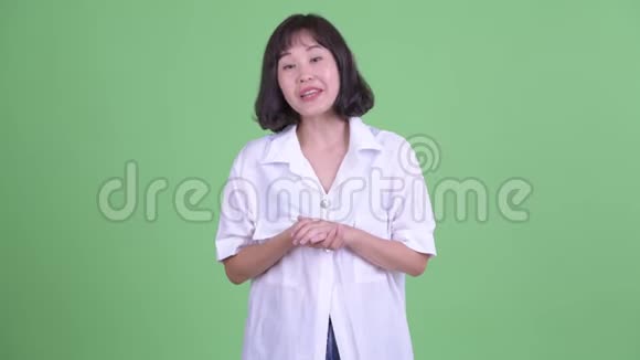 快乐美丽的亚洲女商人在解释什么视频的预览图