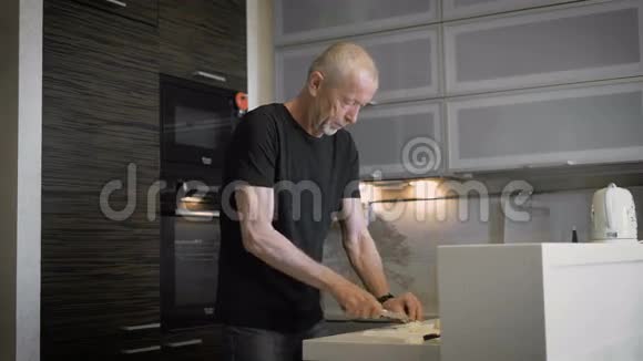 那个在现代厨房准备饭菜的人视频的预览图