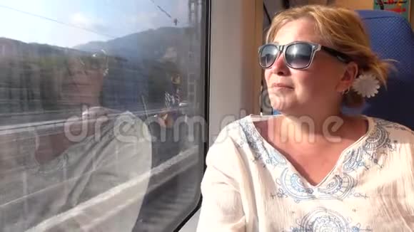 坐火车旅行的女人视频的预览图