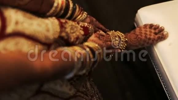 梅恩迪为精致的印度新娘戴上了一双充满手镯的手视频的预览图