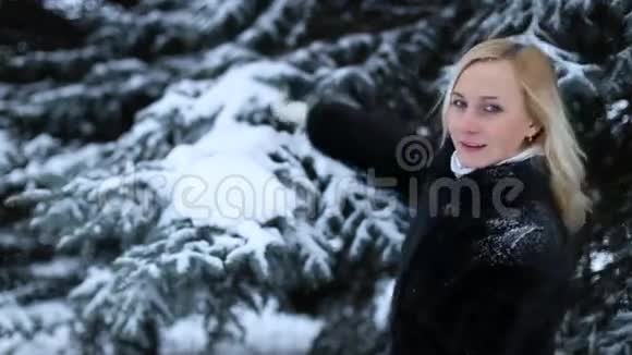 阳光明媚的冬天快乐的女孩在冬季公园跑步雪幸福视频的预览图