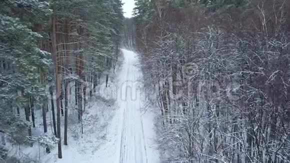 在冬季下雪的时候路上的鸟瞰图冬季景观视频的预览图