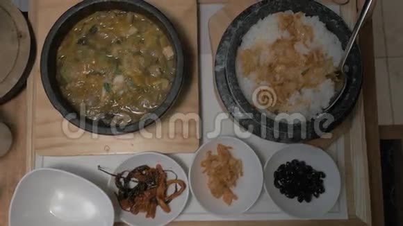 在餐厅吃韩国晚餐视频的预览图