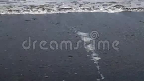 沙滩海浪泡沫近景拍摄视频的预览图