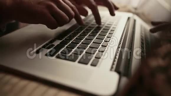 在笔记本电脑上工作的年轻人俄罗斯键盘视频的预览图