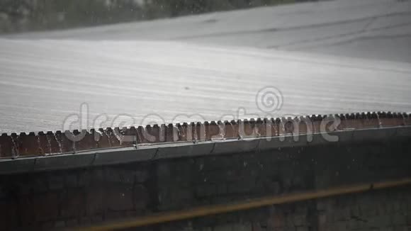 雨滴从亭子的屋顶落下雨滴流下来特写视频的预览图