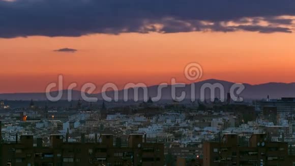 一天到一夜的西班牙马德里时间照片摄于瓦尔莱卡斯邻邦蒂奥皮奥公园的山丘视频的预览图