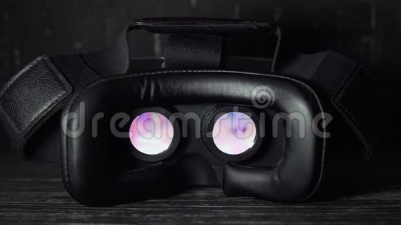曼斯手拿着虚拟现实眼镜戴上虚拟现实耳机4kUHD视频视频的预览图