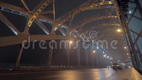在圣彼得堡俄罗斯傍晚在一座繁忙的大桥上过往车辆视频的预览图