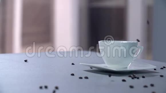 咖啡夹在咖啡杯旁边视频的预览图