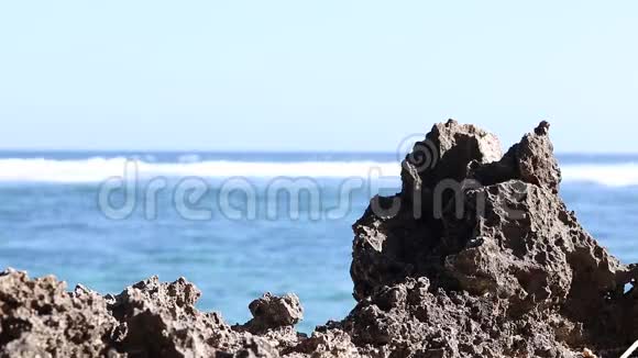 大海背景下的大石头印度尼西亚巴厘海洋背景视频的预览图