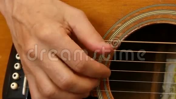 弹吉他的女人靠近视频的预览图