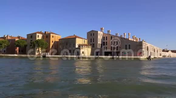 从水上出租车交通威尼斯看到美丽的建筑和大运河视频的预览图