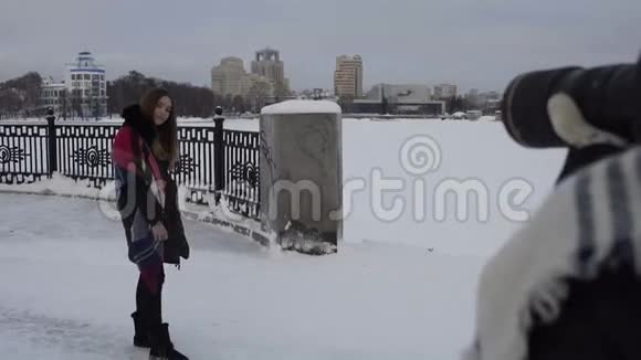 冬天在街上摆姿势的漂亮女孩视频的预览图