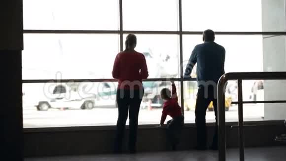 在机场看飞机的年轻家庭视频的预览图