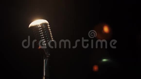 音乐会老式麦克风留在白色聚光灯下的空俱乐部舞台上视频的预览图