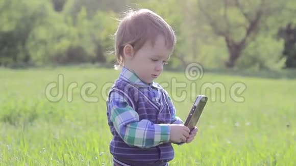一个小孩子在玩电话视频的预览图