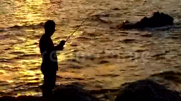 渔夫正在日落时钓鱼视频的预览图